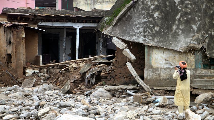 Quase 350 mortos e 150 desaparecidos nas monções no Paquistão. Foto: Naveed Ali/EPA