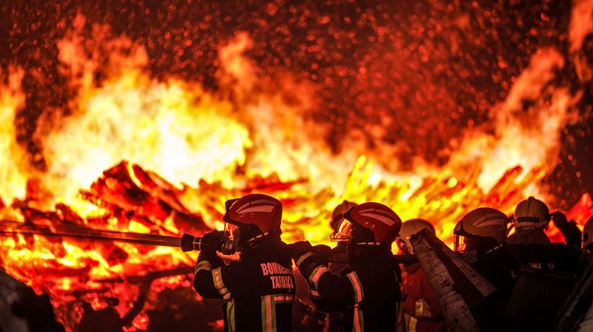 Incêndio de Aljezur chega a Lagos e obriga a evacuar casas. Quase 500 operacionais no terreno