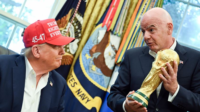 Trump admite que pediu à FIFA para retirar cartão vermelho a Balogun Trump admite que pediu à FIFA para retirar cartão vermelho a Balogun