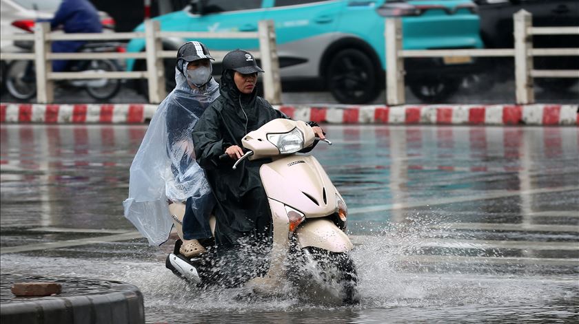 Árvores derrubadas e casas inundadas enquanto o tufão Kajiki atinge o Vietname