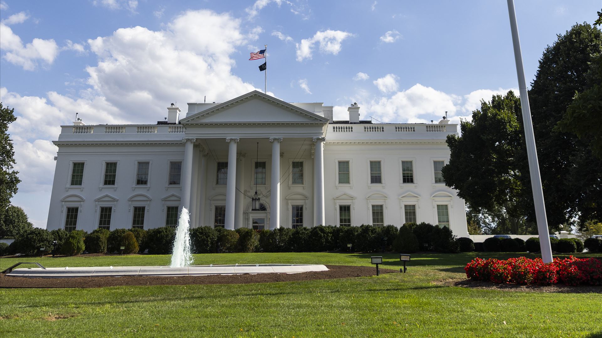 Donald Trump: "Quem queimar a bandeira dos EUA, fica um ano na prisão"