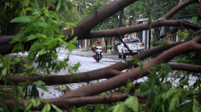 Tufão Kajiki mata 3 pessoas no Vietname e inunda ruas de Hanói