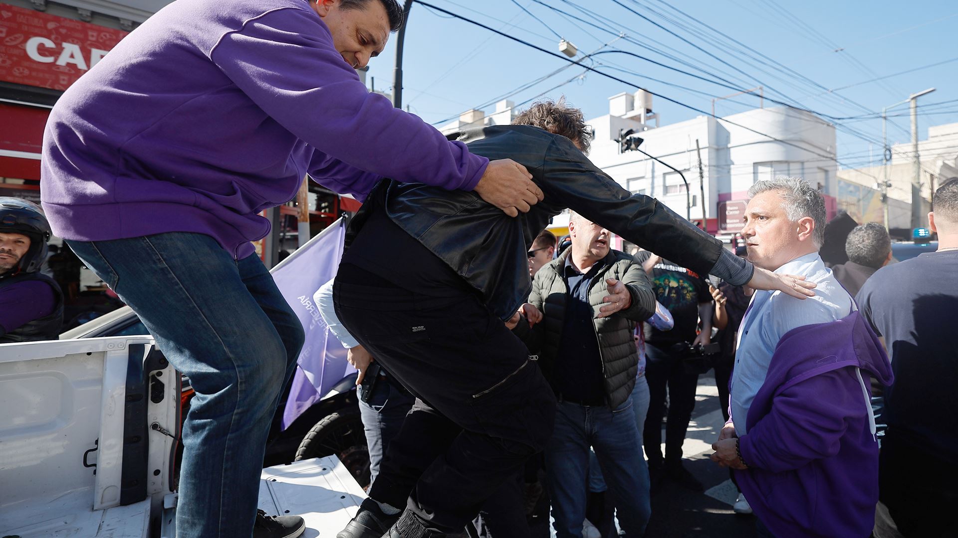 Milei retirado de ação de campanha após tentativa de agressão