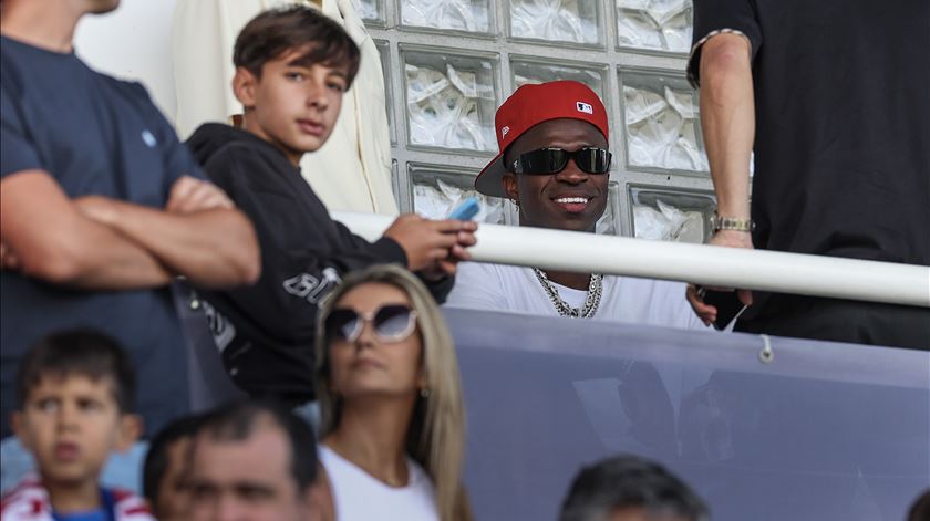 Vinícius Júnior faz aparição surpresa no Alverca-Benfica