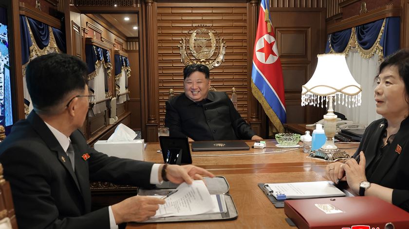 Carruagens para Mercedes e sofás rosa. O que tem o comboio blindado de Kim Jong-un?