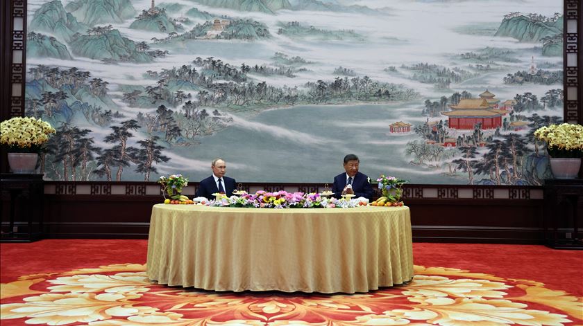 Xi Jiping recebe em Pequim "velho amigo" Putin e Kim Jong-un