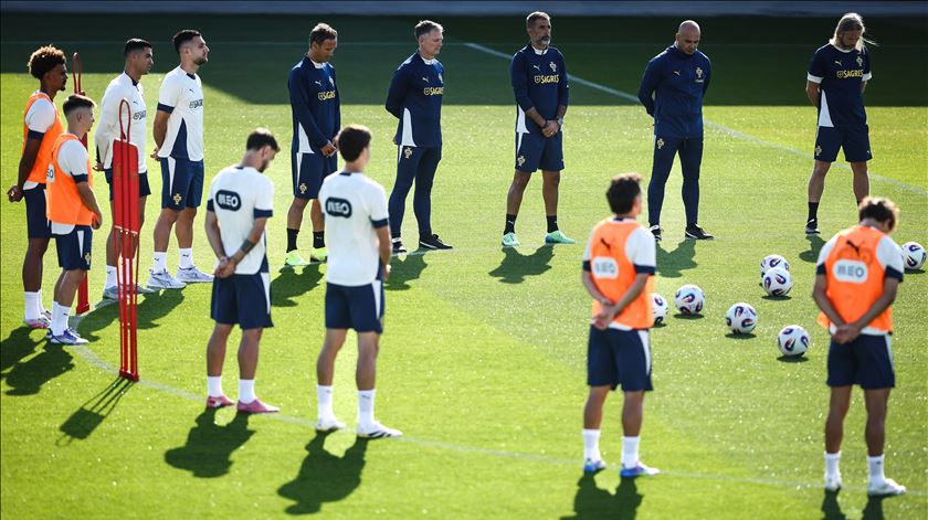 Elevador da Glória. Minuto de silêncio no treino da seleção em homenagem às vítimas