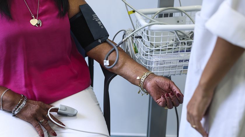 Médico condenado a quatro anos de prisão efetiva por violar utentes em Penafiel