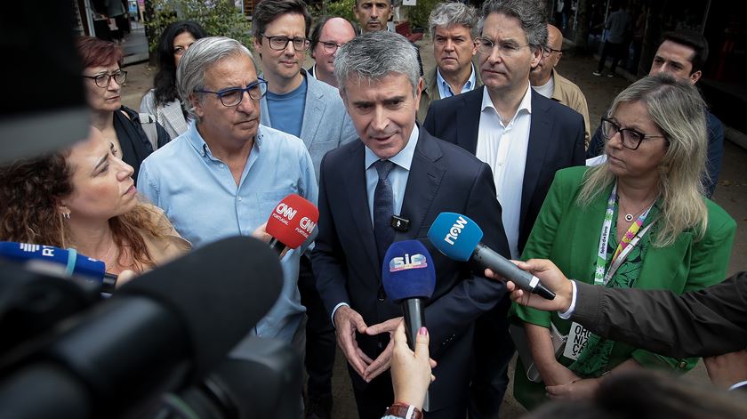 Carneiro avisa que medidas do Governo vão "provocar subida em espiral" das rendas