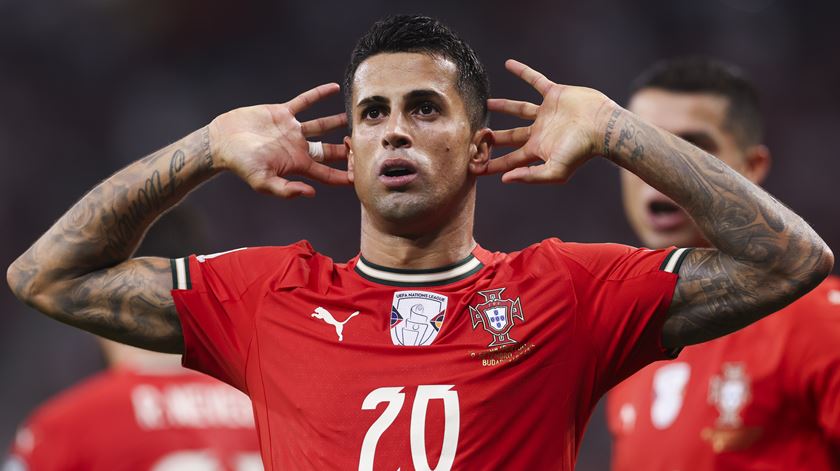 João Cancelo lembra que "o futebol joga-se no campo" e faz "olhinhos" ao Benfica