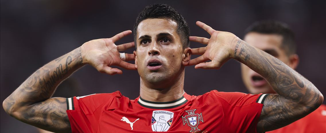 João Cancelo lembra que "o futebol joga-se no campo" e faz "olhinhos" ao Benfica