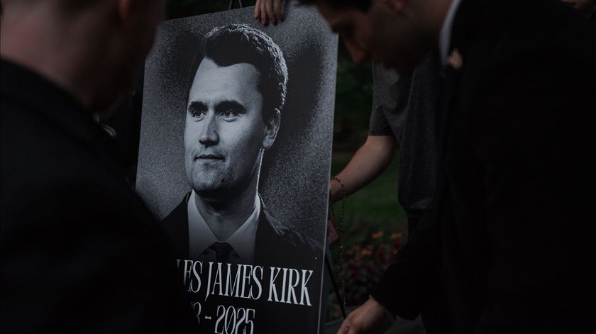 Funeral de Charlie Kirk com segurança apertada e em clima de tensão