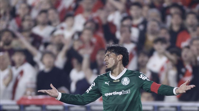 Palmeiras vence Athletico-PR a jogar sem Abel e com dez