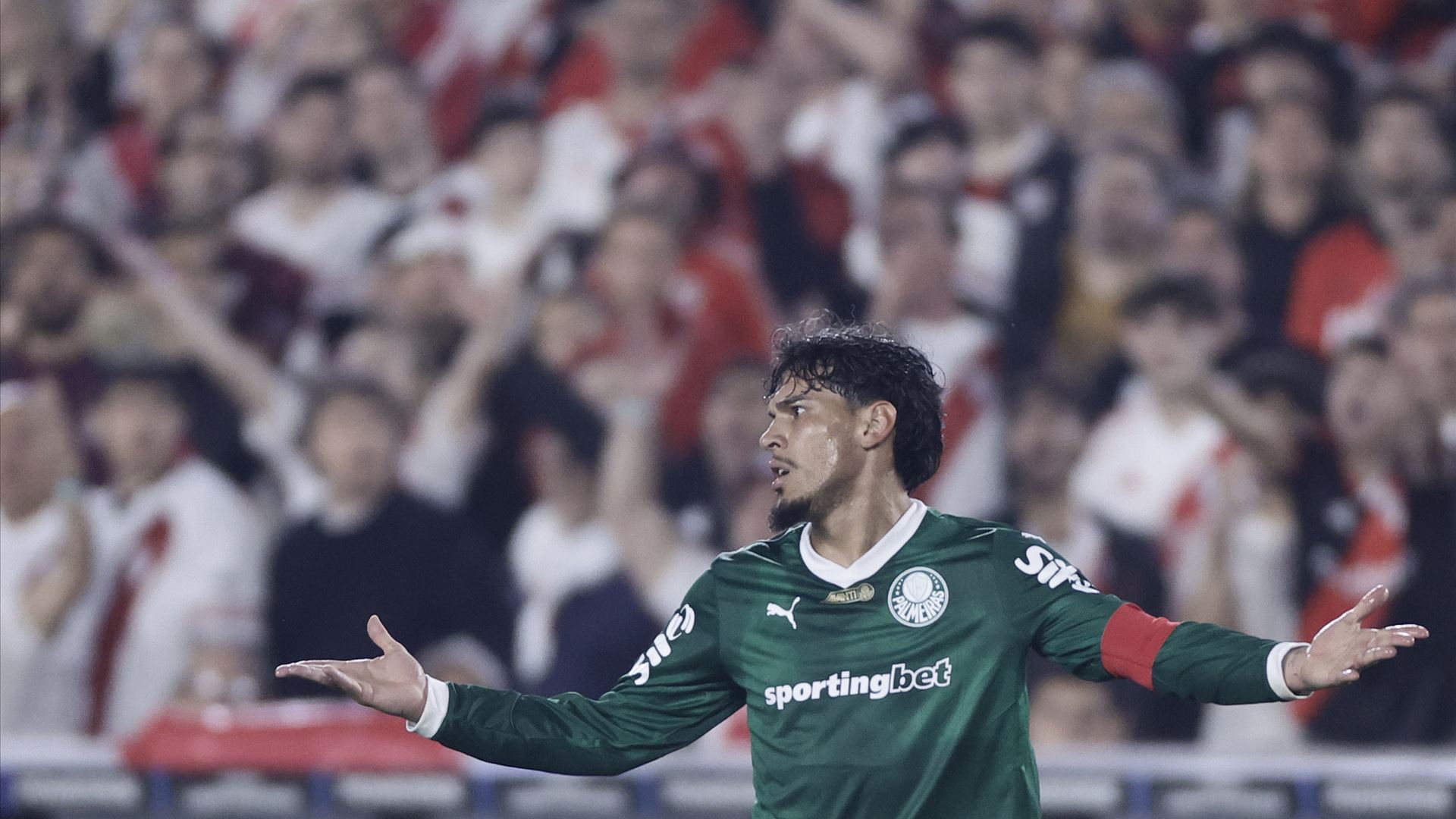 Palmeiras vence Athletico-PR a jogar sem Abel e com dez