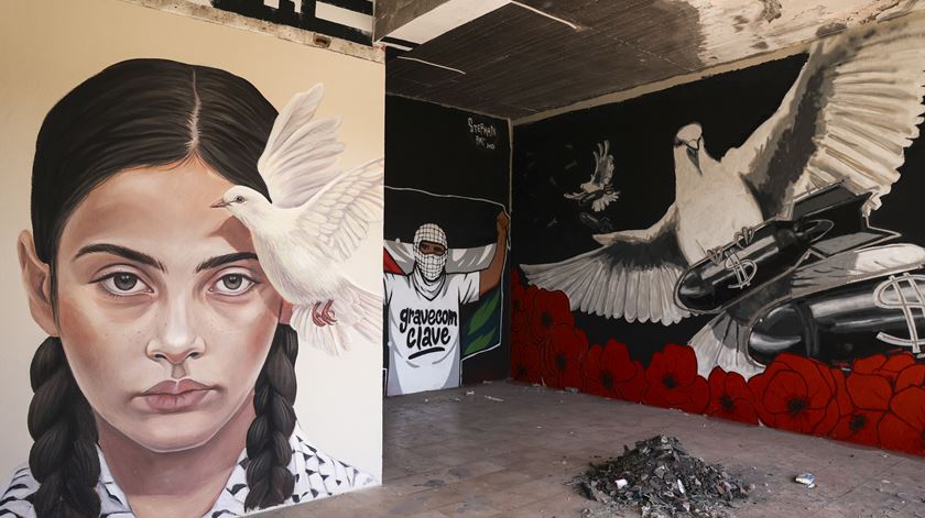 Num edifício em ruínas perto de Lisboa nasce uma galeria contra o genocídio em Gaza
