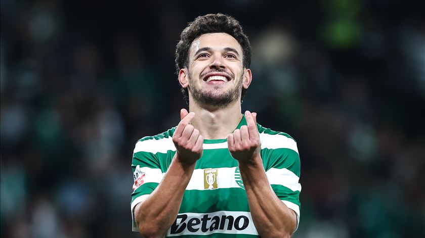 Pedro Gonçalves eleito melhor médio de setembro e outubro