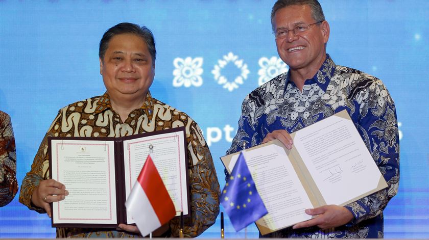 União Europeia e Indonésia assinam acordo de comércio livre em cerimónia em Bali União Europeia e Indonésia assinam acordo de comércio livre em cerimónia em Bali
