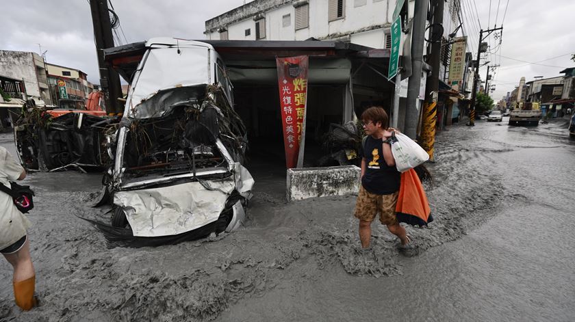 Supertufão Ragasa. Taiwan corrige número de mortos para 14 e procura 33 desaparecidos