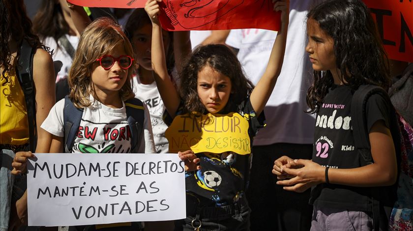 Famílias com filhos com deficiência acusam Ministério da Educação de "não fazer nada"
