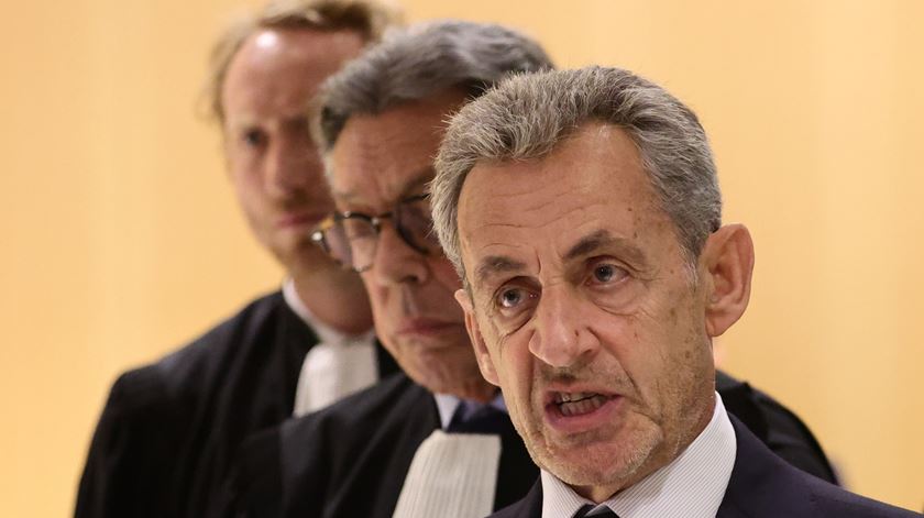 Como será a prisão de Sarkozy? Isolado e com o Conde de Monte Cristo para ler (em 11 metros quadrados)