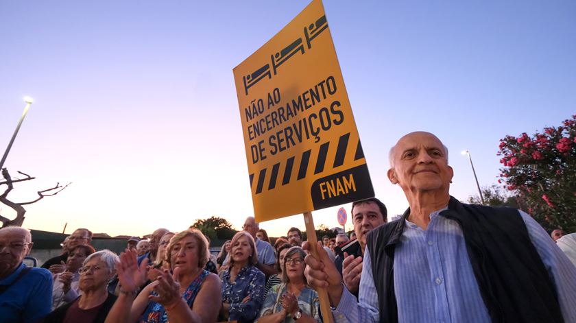 Utentes e sindicatos em protesto junto ao Hospital do Barreiro recusam encerramento da maternidade