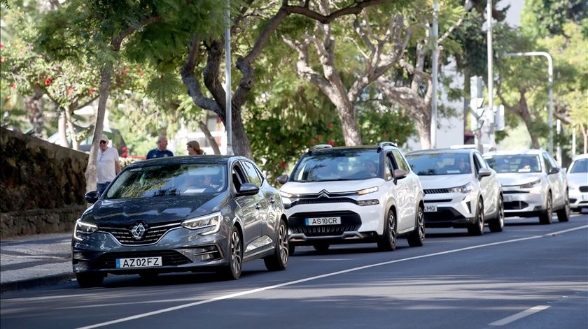Motoristas de TVDE manifestam-se contra suspensão de licenças com buzinão no Funchal