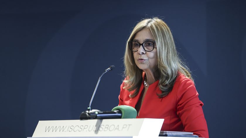 Ministra da Saúde pede explicações sobre bebé nascido à porta do Hospital de Sintra