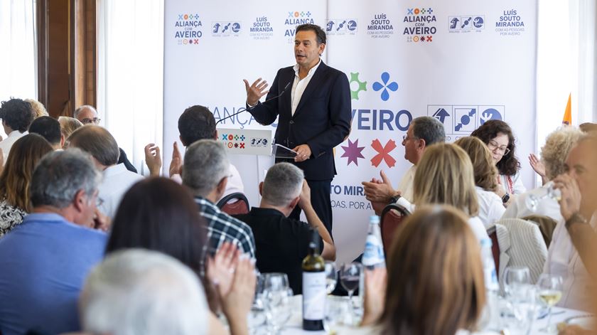 Montenegro admite confusão sobre habitação e defende que Governo quer "igualdade de oportunidades"