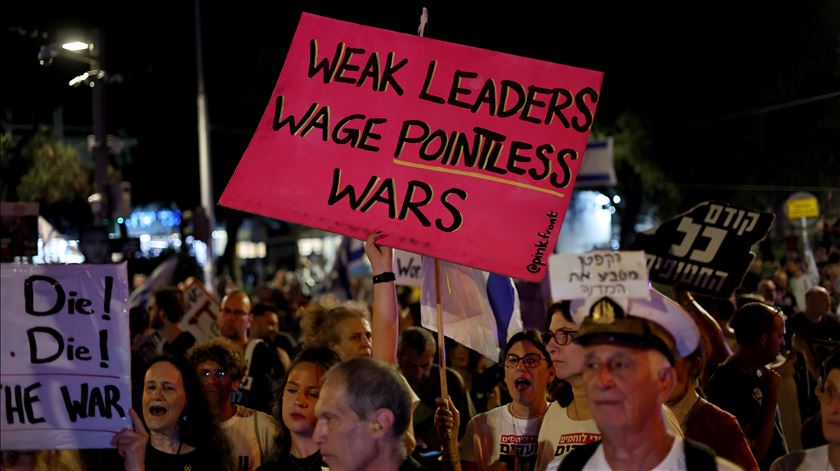 Manifestação pelo fim da guerra em Gaza junta milhares em Telavive, a 30 de setembro de 2025. Foto: Atef Safadi/EPA