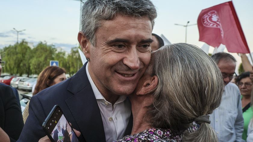 🔴 Autárquicas: Montenegro e Carneiro trocam acusações sobre barracas