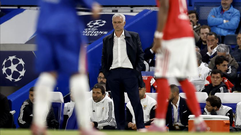 "Derrota é derrota" para Mourinho, mas exibição cria "excelente base" para o clássico