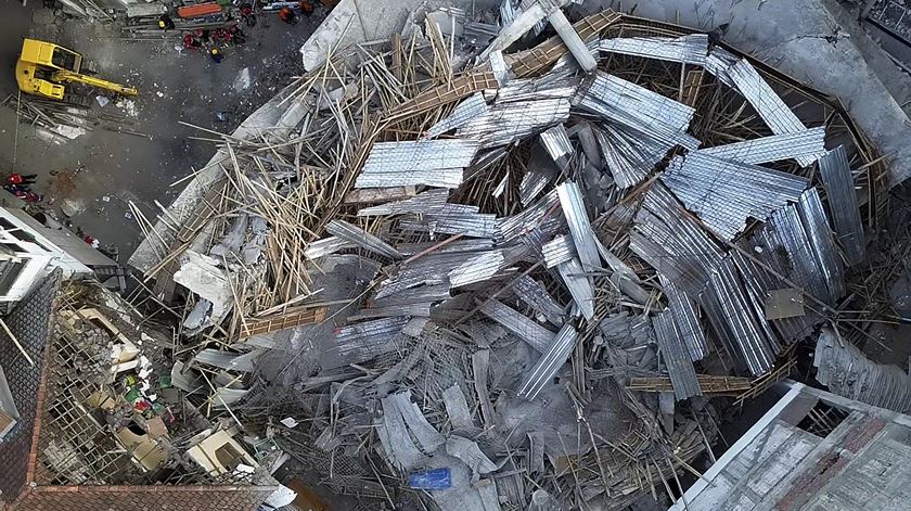 Derrocada de escola na Indonésia provoca pelo menos seis mortos