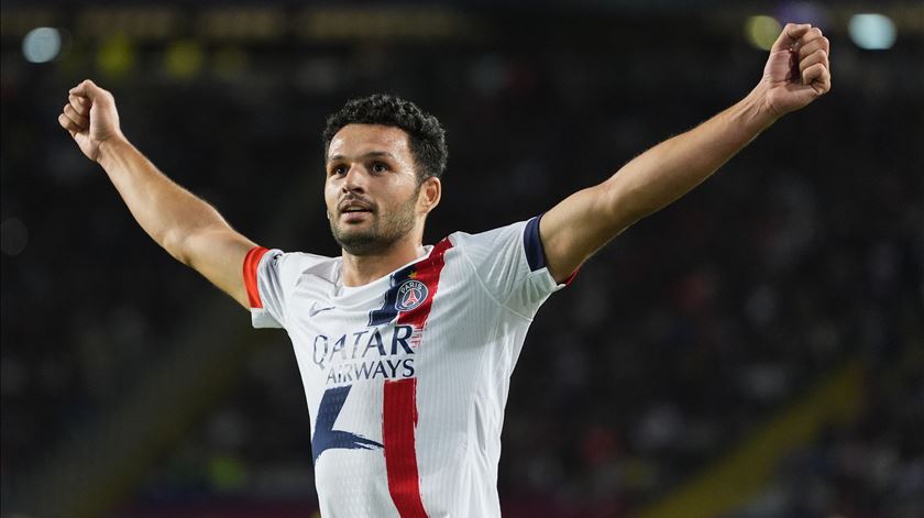 Golo de Gonçalo Ramos e assistência de Vitinha ajudam PSG a conquistar Supertaça