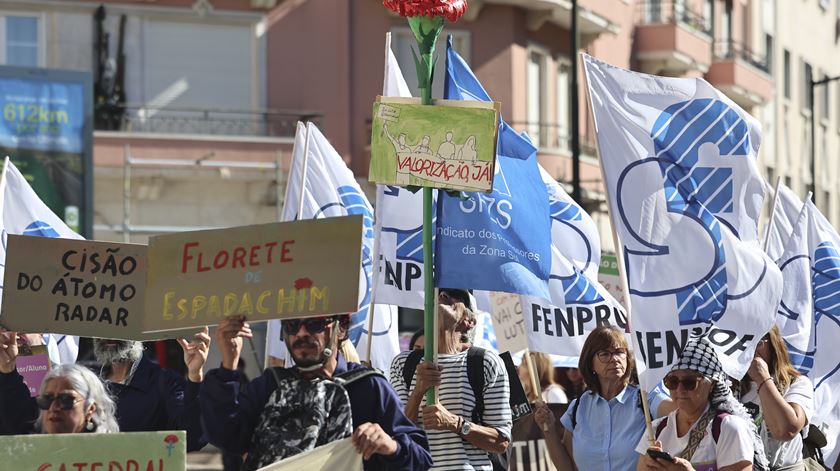 Professores. Governo corrige cálculo de horas extraordinárias e paga retroativos