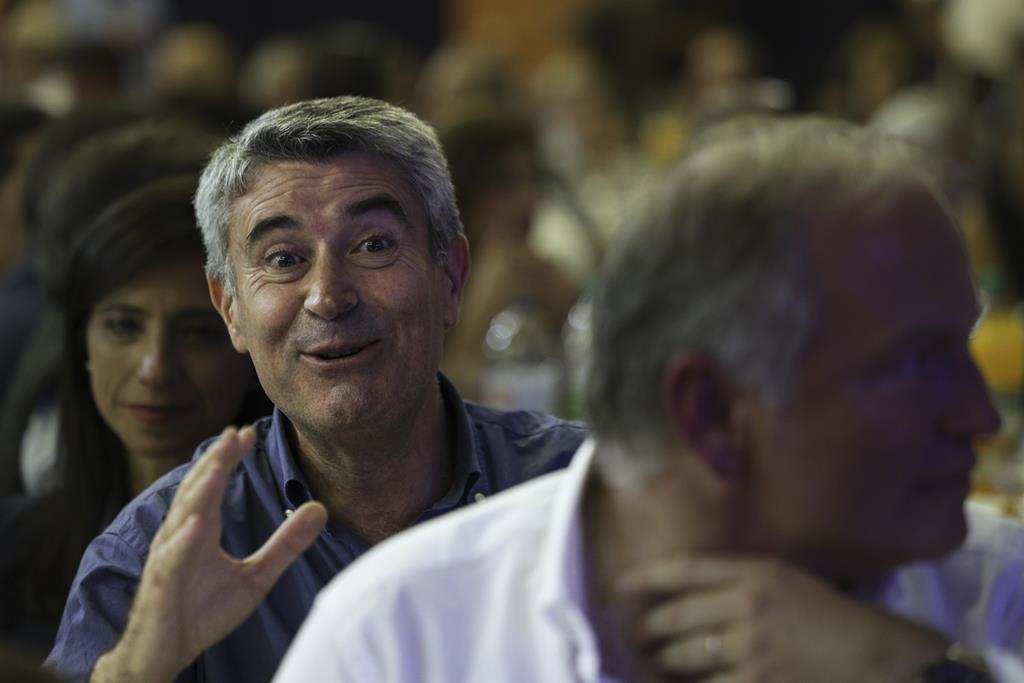 Carneiro abre a porta à viabilização do Orçamento, mas avisa sobre pensões