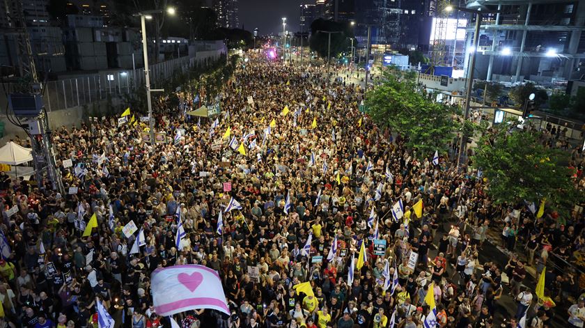 Famílias de reféns israelitas protestam nas ruas de Telavive, exigindo que o governo assine um acordo de cessar-fogo que permita a libertação de todos os capturados. Foto: Abir Sultan/EPA