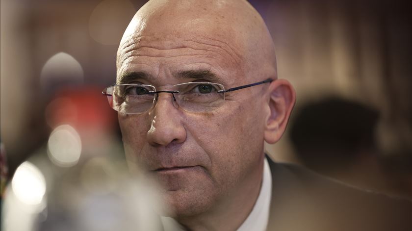 Passos Coelho acusa governantes de viciarem concursos para altos cargos da administração pública