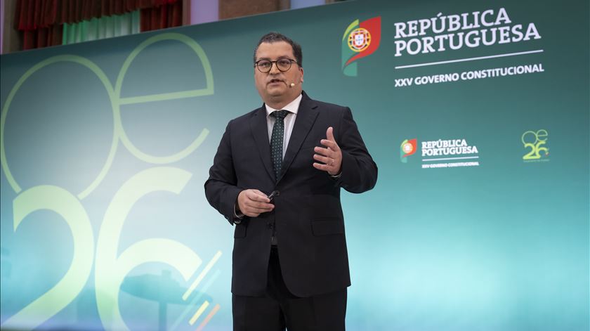 Apoios sociais permanecerão isentos de IRS na futura noção de rendimento, diz ministro