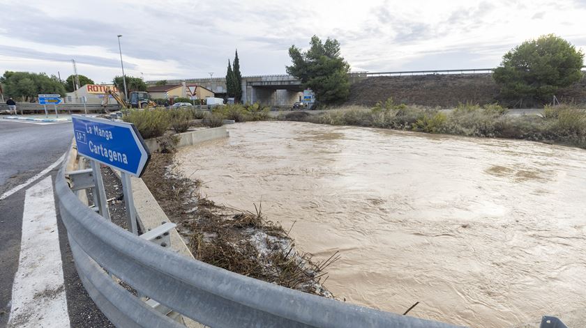 Inundações na Catalunha prendem pessoas em carros e cortam estradas. Foto: Marcial Guillen/EPA
