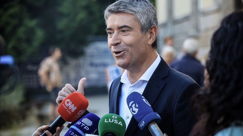 "Não cabe na cabeça de ninguém" insinuação do Chega sobre saída do presidente do TC, diz Carneiro