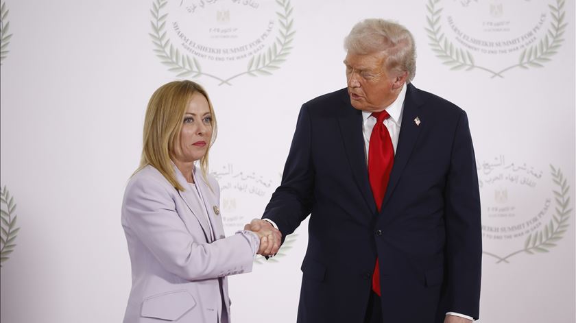 Meloni implorou para tirar fotografia com Trump? "É tudo inventado", diz primeira-ministra de Itália