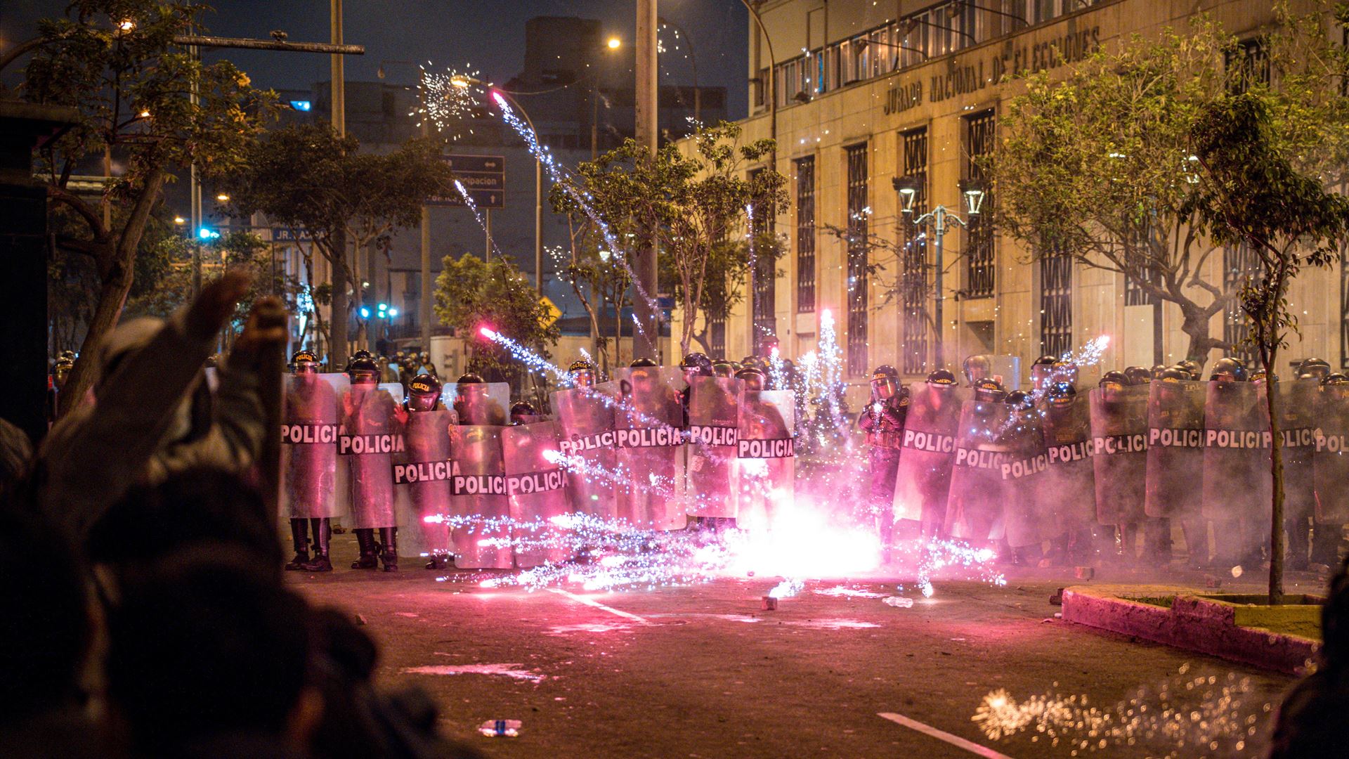 Peru prepara estado de emergência na capital depois de protestos fazerem um morto e vários feridos