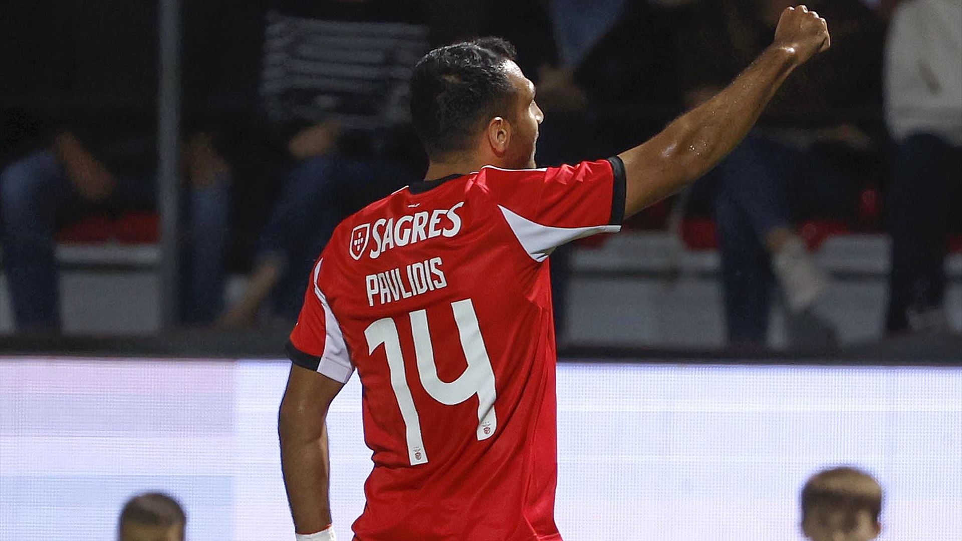 Pavlidis não vai em poupanças e qualifica Benfica para próxima eliminatória