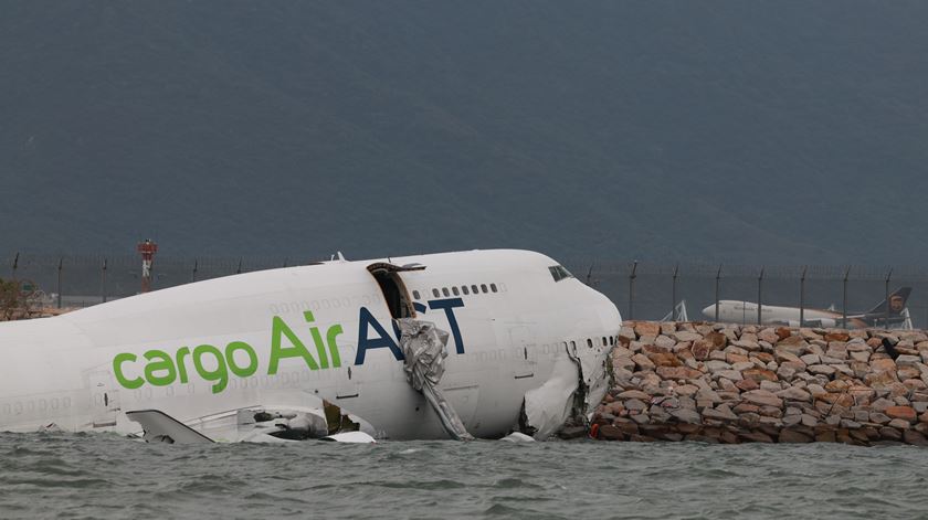 Avião de carga sai da pista do aeroporto de Hong Kong e faz dois mortos