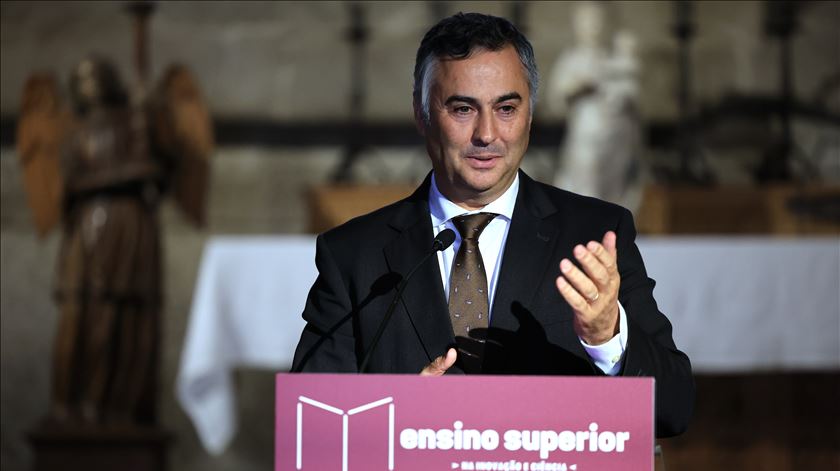 Ministro nega atrasos no pagamento das bolsas e relação com dívidas em propinas