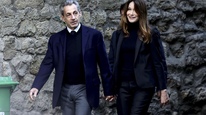 Sarkozy foi libertado, mas fica sob supervisão judicial