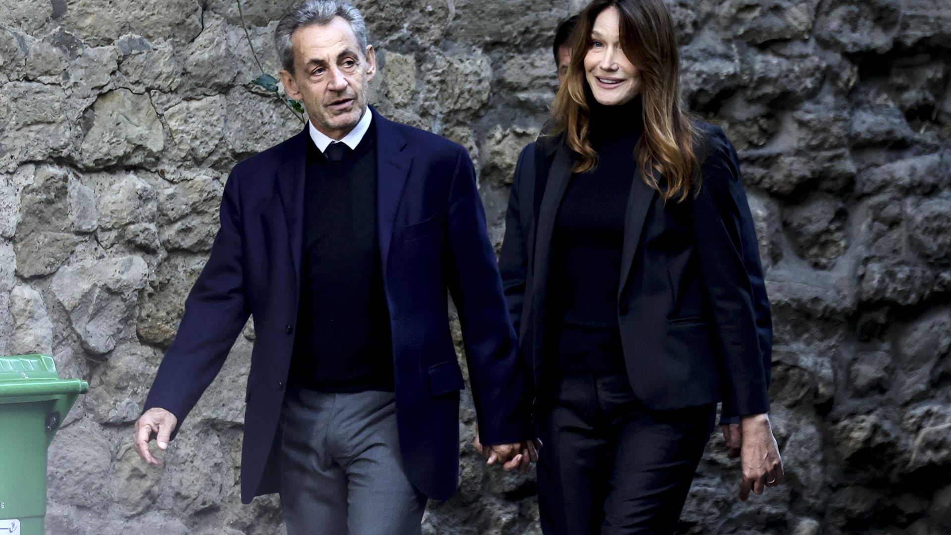 Sarkozy foi libertado, mas fica sob supervisão judicial