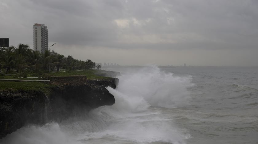 Jamaica em alerta máximo com chegada de furacão de categoria 5