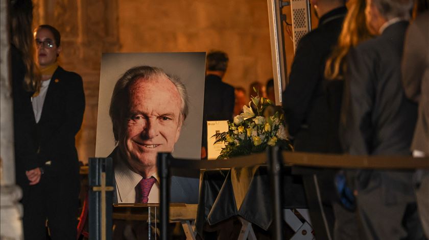 Amor a Portugal e "luta pela democracia". Velório de Balsemão juntou direita e esquerda