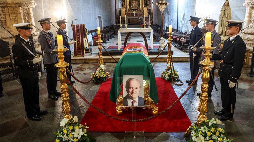 Fado, emoção e saudade no funeral de Balsemão, um homem de "inabalável esperança e fé"